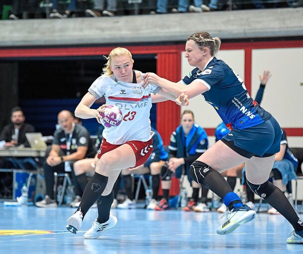 Bitterer Abend: Isabelle Andersson (links) muss im Spiel gegen die Sport-Union und Veronika Andryskova verletzt vom Feld.