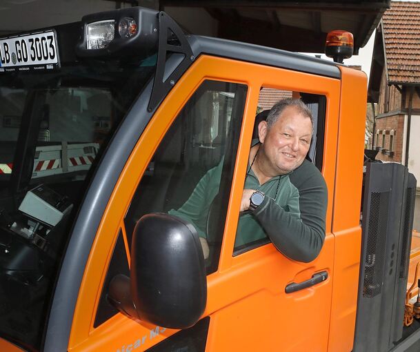 Jürgen Beck im neusten Fahrzeug des Oberstenfelder Bauhofs, dem Multicar. Foto: Ramona Theiss