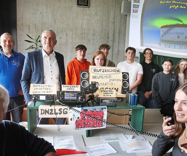 Schüler, Lehrer und Bürgermeister Holger Albrich (Zweiter von links) freuen sich über den gelungenen Funkkontakt.