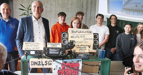 Schüler, Lehrer und Bürgermeister Holger Albrich (Zweiter von links) freuen sich über den gelungenen Funkkontakt.
