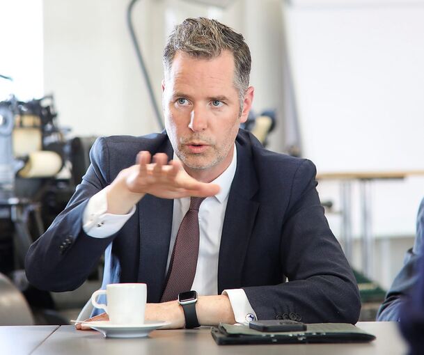 „In der Ampel geht es kollegialer zu, als es manchmal öffentlich den Eindruck erweckt“: FDP-Fraktionschef Christian Dürr im Gespräch in den Räumen der LKZ-Redaktion.
