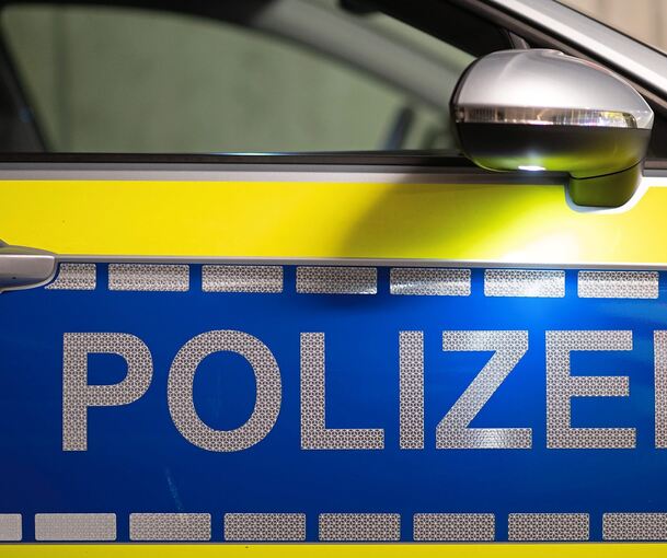 Die Polizei hat den 70-jährigen Tatverdächtigen zunächst festgenommen. Symbolbild: Robert Michael/dpa