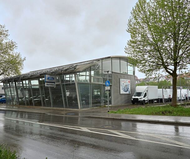 Die verglaste Ausstellungshalle des Autohauses wird abgerissen. Hier soll dann der Neubau stehen.