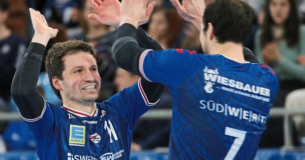 Christian Schäfer (links) und Dominik Claus wissen, wie ein Aufstieg in die 1. Handball-Bundesliga gefeiert wird.