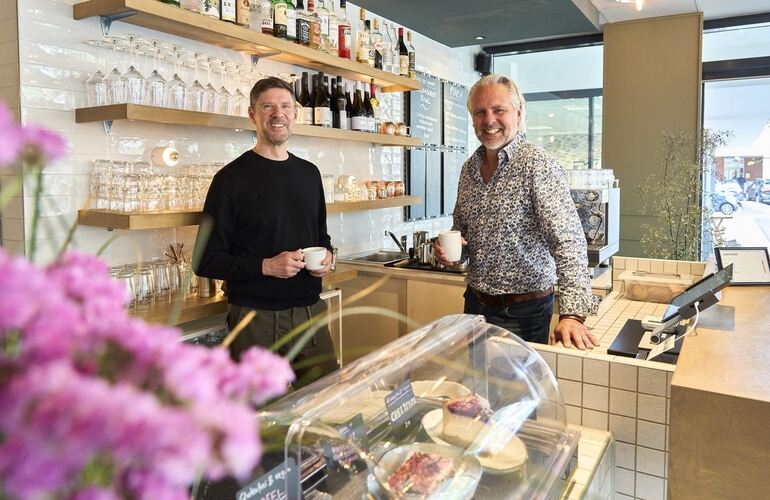 Nico Hofmann (links) und Bernie Ullrich haben sich mit der Eröffnung der Foodbar "Aquarium" einen Traum erfüllt.