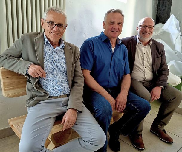Karl-Heinz Fein zwischen Bürgermeister Rainer Schäuffele (rechts) und Albert Leibold, Schäuffeles Vorgänger..