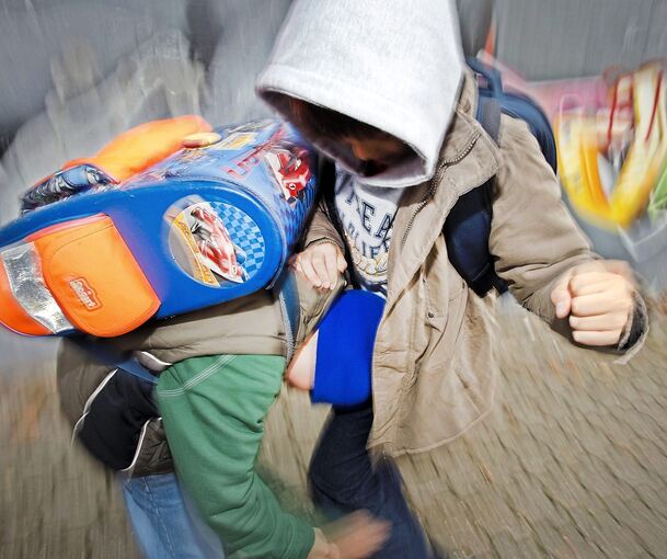 Wenn Kinder und Jugendliche Opfer von Gewalt und Mobbing werden, sagen viele aus Angst nichts.