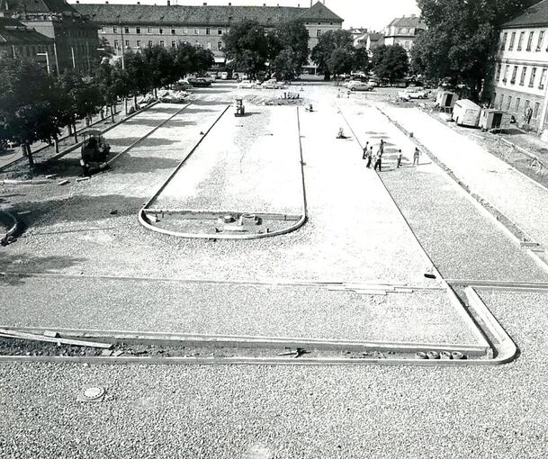 Bau des Parkplatzes auf dem Arsenalplatz (1962). Im Hintergrund ist das Gebäude zu sehen, in dem sich heute die Wilhelmgalerie befindet.