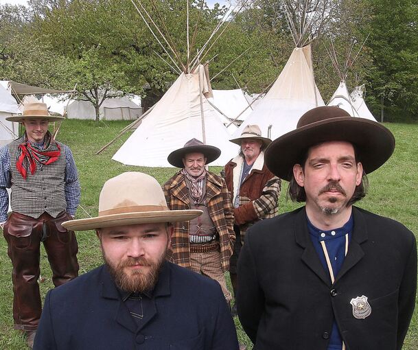 Der Enkel von Robert Supper, Kevin Häussler (vorne links), und Christian Steinebronn (Marshall Stony) beim ersten Rundgang durch das Sersheimer Westerndorf.