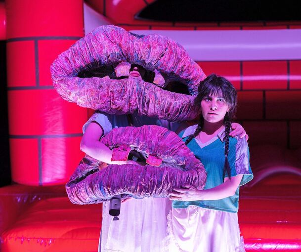 Überforderung droht: „Zertretung“ besteht aus rauschhaften Predigten.