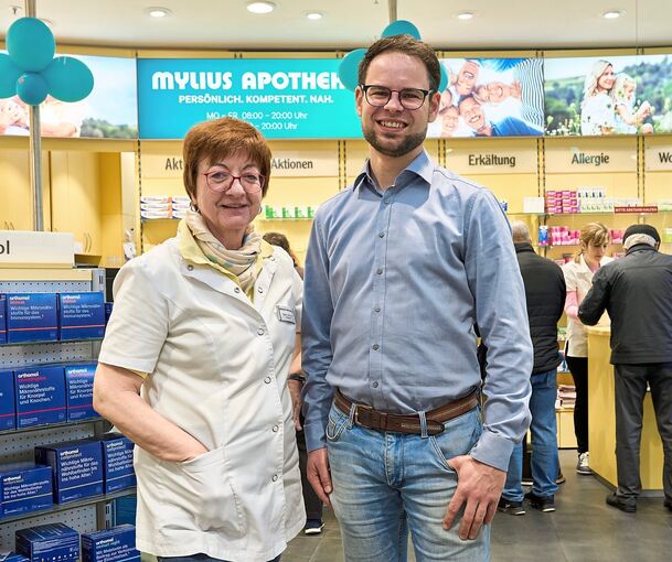Beate Klebinger leitet die Filiale der Mylius Apotheke in der Wilhelmgalerie. Das Bild zeigt sie mit Inhaber Alexander Meyer.