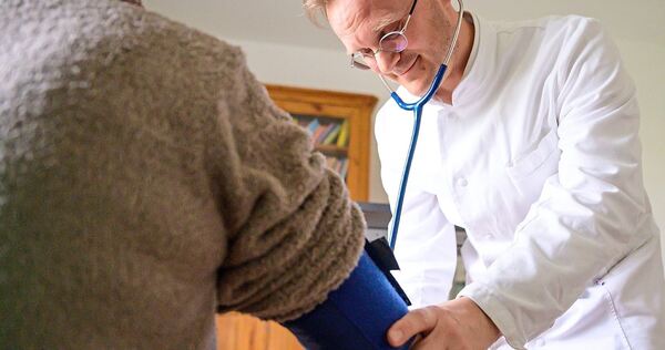 Ein Hausarzt misst den Blutdruck einer Patientin: Im Kreis Ludwigsburg sind mehr als 35 Prozent der Hausärzte älter als 60 Jahre – und bei den 28- bis 39-Jährigen kommt relativ wenig nach.