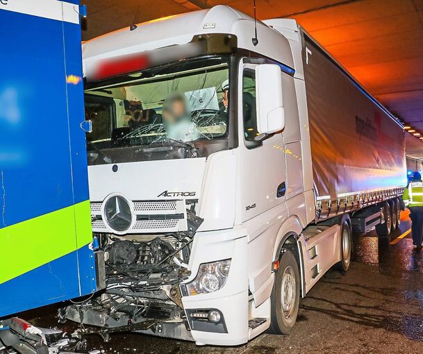 Der zweite Sattelzug ist auf den Sprinter aufgefahren.