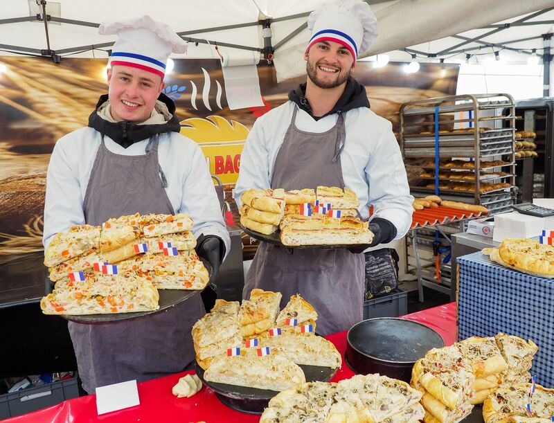Thomas und Luca haben Backwaren im Angebot, zum Beispiel Quiche in vielen Variationen.