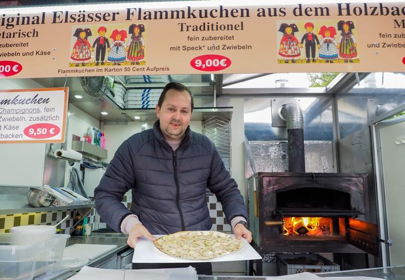 Frisch aus dem Ofen schmeckt der Flammkuchen einfach superlecker.