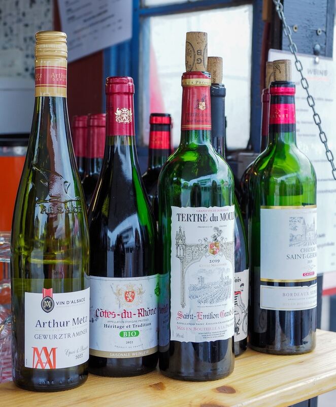 Eine schöne Auswahl an Weinen darf nicht fehlen.