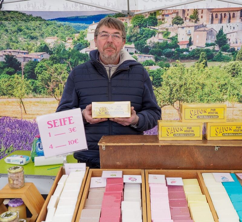 Stephane präsentiert eine große Auswahl an Seifen.