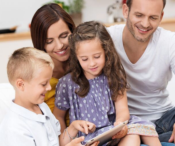 Medienzeit und Familienzeit: Eltern sollten bewusst Zeit mit ihren Kindern und deren Geräten verbringen – sowie mal selbst darauf verzichten. Foto: contrastwerkstatt/stock.adobe.com
