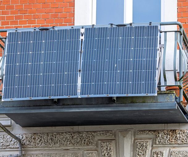 Menschen mit niedrigem Einkommen können eine Mini-Photovoltaikanlage zum Nulltarif beantragen. Foto Jens Büttner/dpa