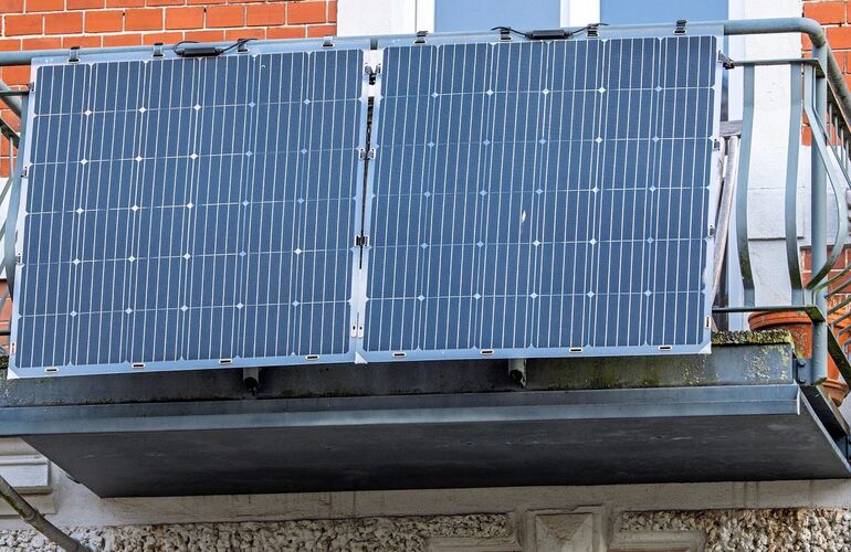 Menschen mit niedrigem Einkommen können eine Mini-Photovoltaikanlage zum Nulltarif beantragen. Foto Jens Büttner/dpa