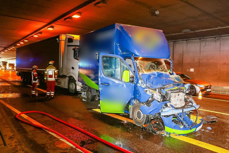 Fahrer und Beifahrer im Sprinter wurden eingeklemmt und verletzt. Foto: KS-Images/Andreas Rometsch
