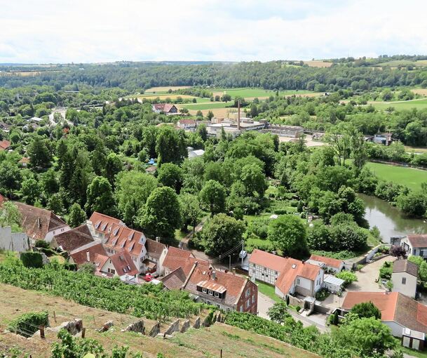 Blick vom Kaltenstein auf das Vaihinger Gartenschaugelände an der Enz mit den Bürgergärten und der ehemaligen Leimfabrik Häcker.