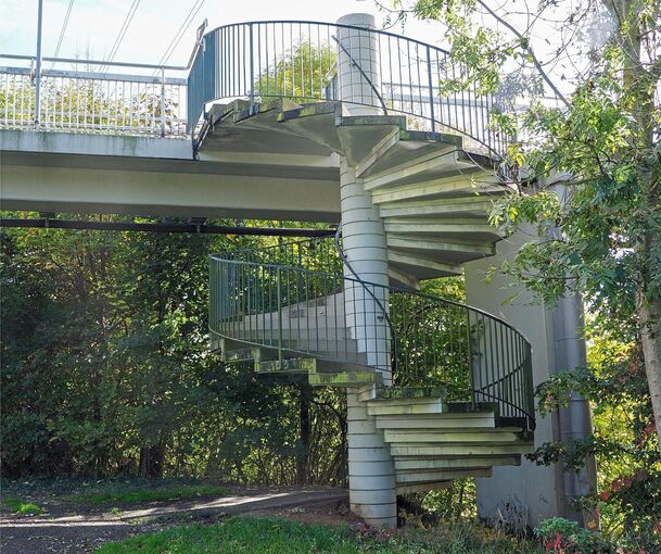 Diese Treppe führt von der Lucien-Tharradin-Brücke runter an den Neckar.