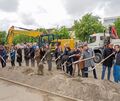 Heitere Stimmung beim symbolischen Schaufeln: Oberbürgermeister Matthias Knecht und Bürgermeisterin Andrea Schwarz mit Projektbe Heitere Stimmung beim symbolischen Schaufeln: Oberbürgermeister Matthias Knecht und Bürgermeisterin Andrea Schwarz mit Projektbeteiligten.