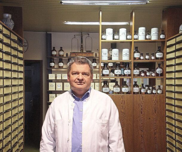 Apotheker Oliver Bonczkowski in der Offizin seiner Apotheke.
