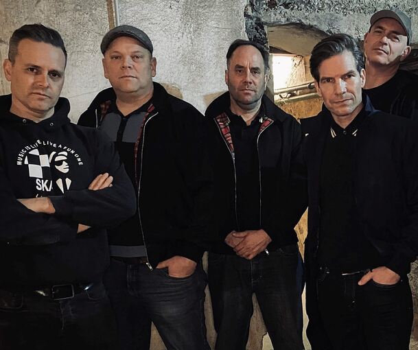 Ska bringt positiven Spirit: Die Spicy Roots vor ihrem Proberaum in der alten Lamm-Brauerei in Schwieberdingen.