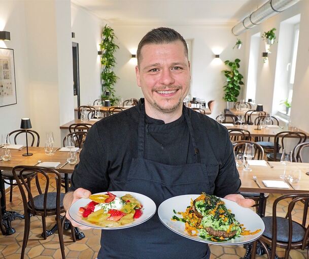 Fabian Zikofsky steht bei den Blutsbrüdern in der Küche.