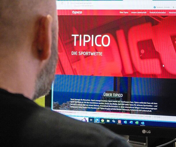 Digitales Wetten auf Sportereignisse: Ein Mann sitzt vor einem Computer-Bildschirm, auf dem die Tipico-Internetseite aufgerufen ist.