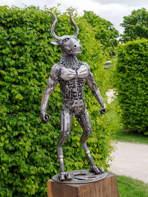 Auch Außergewöhnliches, wie diese Skulptur, wird angeboten.