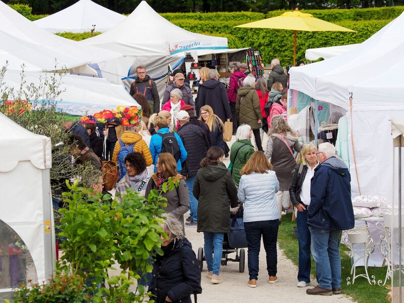 Die Stände sind in Pavillonzelten untergebracht.