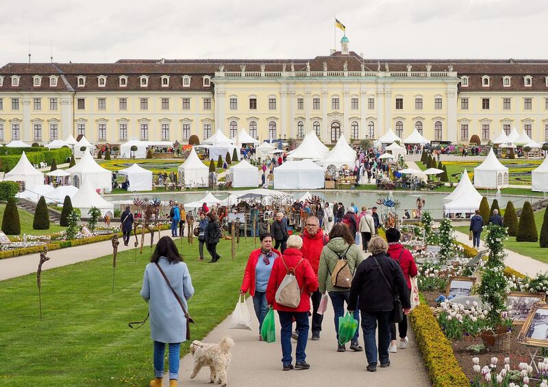 Bereits am Freitag tummeln sich viele Besucher im Blühenden Barock.