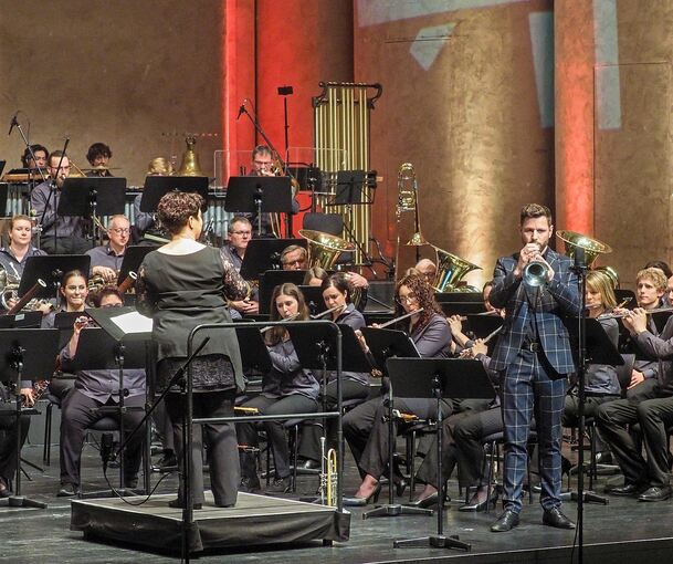 Gemeinsam mit versierten Profis gelingt es dem Musikverein Oßweil unter Leitung von Susanne Bader, glanzvolle Konzerte auf die Bühne zu bringen. Trompeter Christoph Moschberger begeisterte.