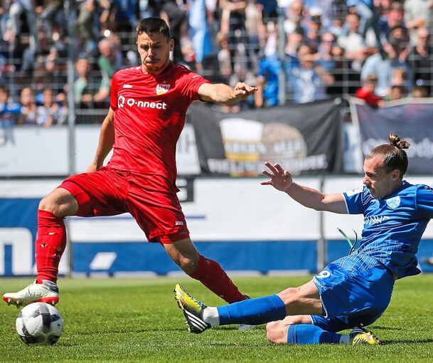 Patrick Kapp (links) und der VfB II trennen sich von den Kickers um Sinan Tekerci mit 2:2.