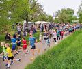 Klein und Groß sind beim Strombergstraßenlauf dabei.