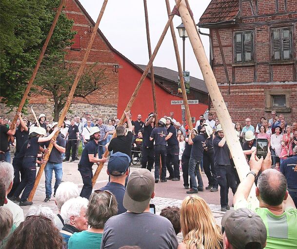 Teamarbeit auf dem Dorfplatz.