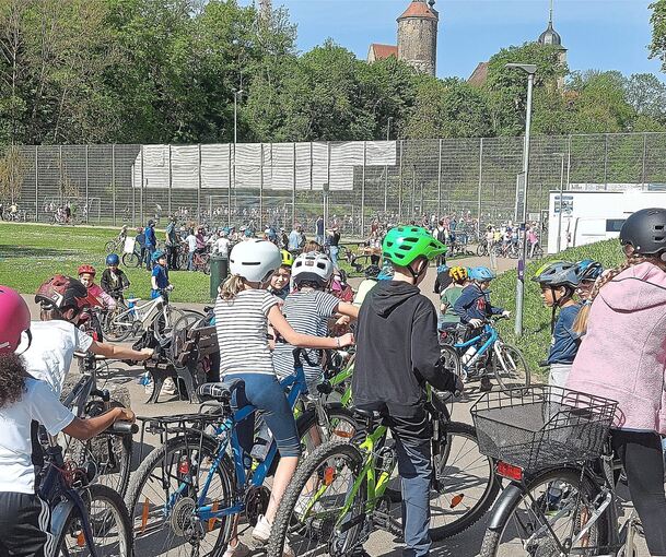 Einiges los war beim Radaktionstag der Friedrich- Schelling Schule auf dem Allwetterplatz Linnbrünnele .
