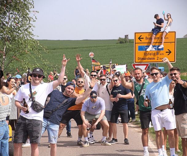 Jugendliche Maiausflügler feiern bei Hessigheim ausgelassen mitten auf der Straße.