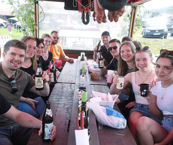 Junge Leute aus Ochsenbach sind in den Weinbergen im Planwagen unterwegs..