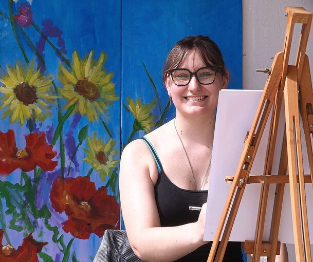 Malerin Theresa Hofmann aus Besigheim malt auf der Rathausbühne.
