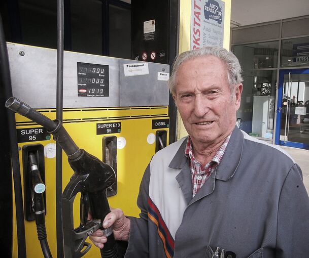 Kurt Nägele an der Zapfsäule seiner Tankstelle in Hessigheim.