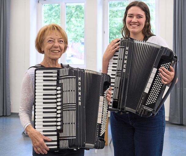 Edith Dallmann (links) und Annika Tschentscher im Probenraum der Harmonika-Gemeinschaft in der Karlskaserne.