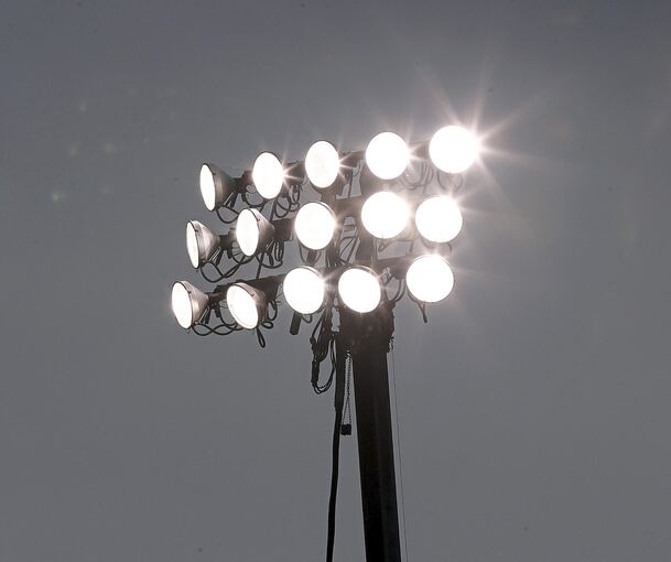 Flutlicht für einen reibungslosen Spielbetrieb: Das wünschen sie sich beim TSV Unterriexingen für den Platz neben dem Vereinsheim Enzwiesen. Foto: Ronald Wittek/dpa
