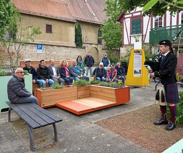 Seit Freitag stehen die „Stadtmöbel“ auf dem Kirchplatz. An der mehr oder weniger offiziellen „Eröffnung“ nahmen Bürgermeister Ralf Trettner, Vertreter des Arbeitskreises „ökologisch mobil in Pleidelsheim“, Gemeinderäte, Abgeordnete und Bürger teil.