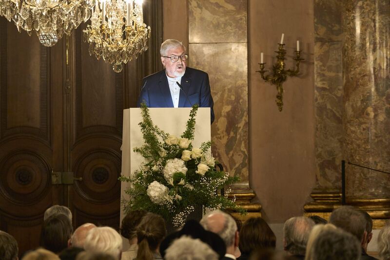 Professor Siegfried Bauer ergreift das Wort.