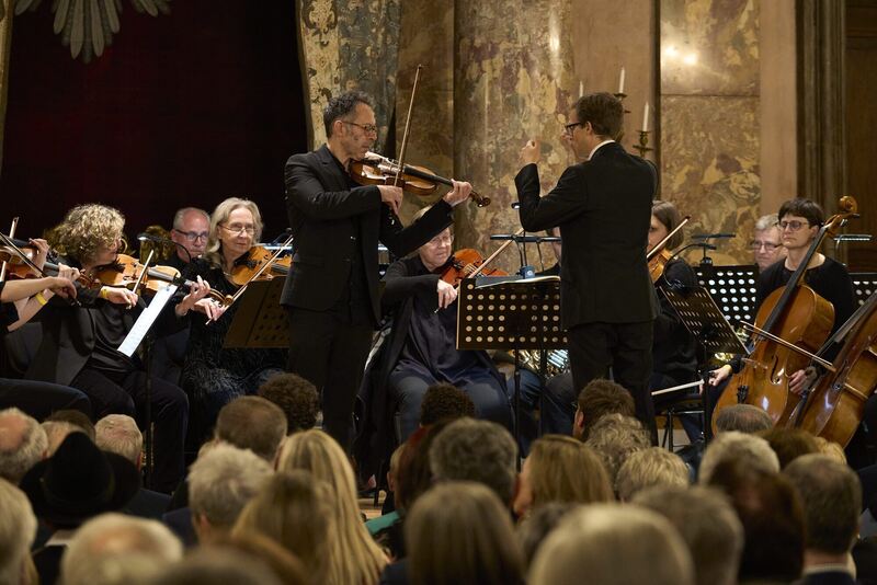 Das Sinfonieorchester Ludwigsburg unter der Leitung von Hermann Dukek spielt Stücke von Mozart und Beethoven.
