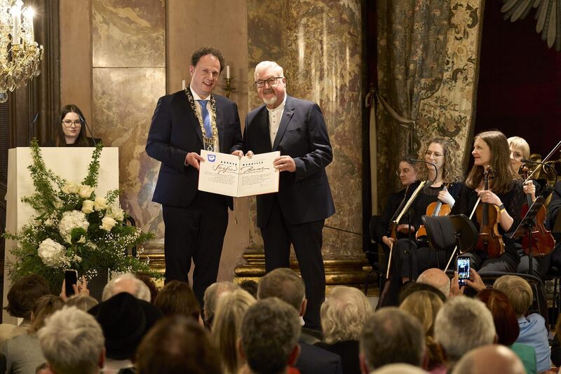 Oberbürgermeister Matthias Knecht überreicht Professor Siegfried Bauer die Auszeichnung.
